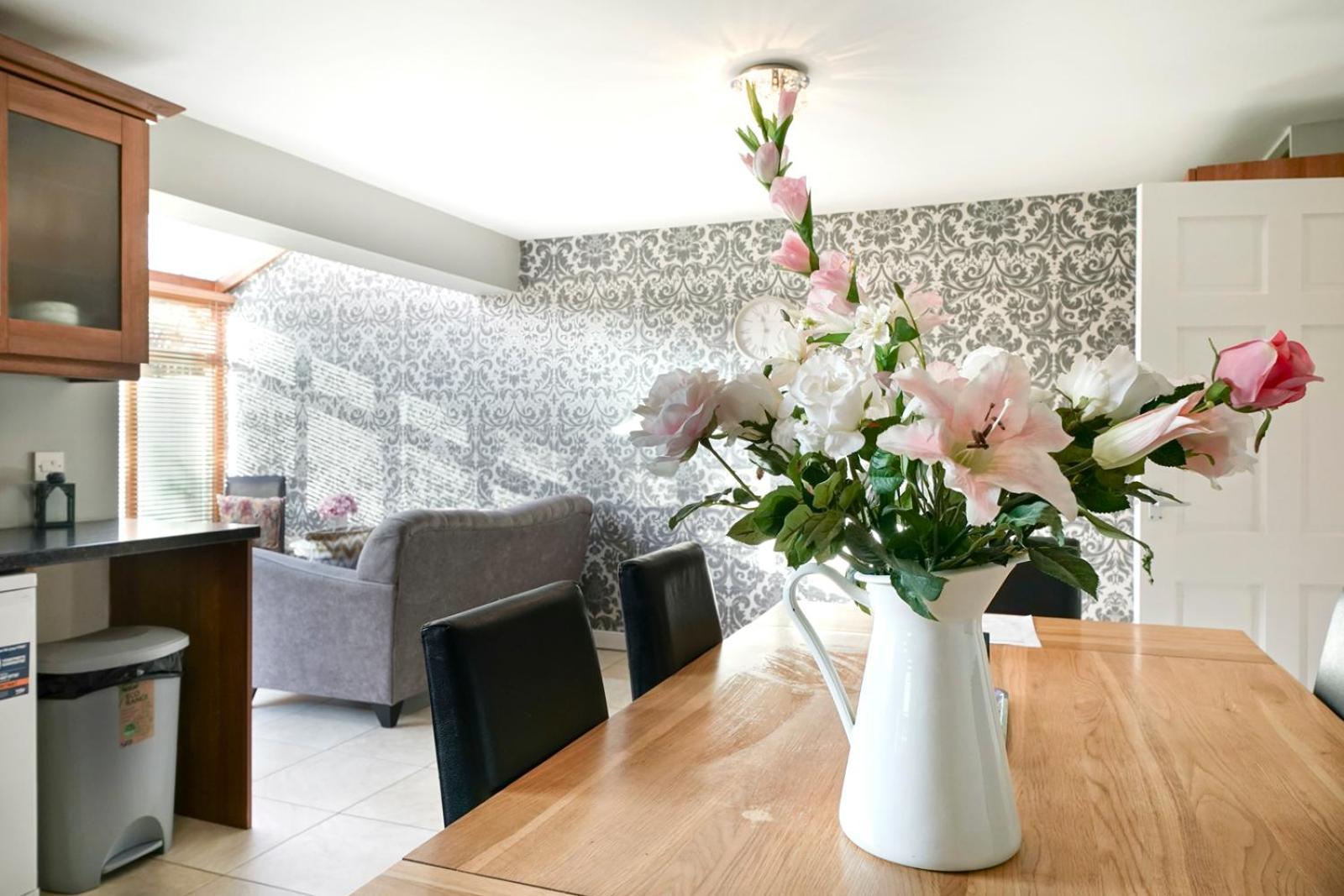 3 Bed House, Quiet Location Close To *